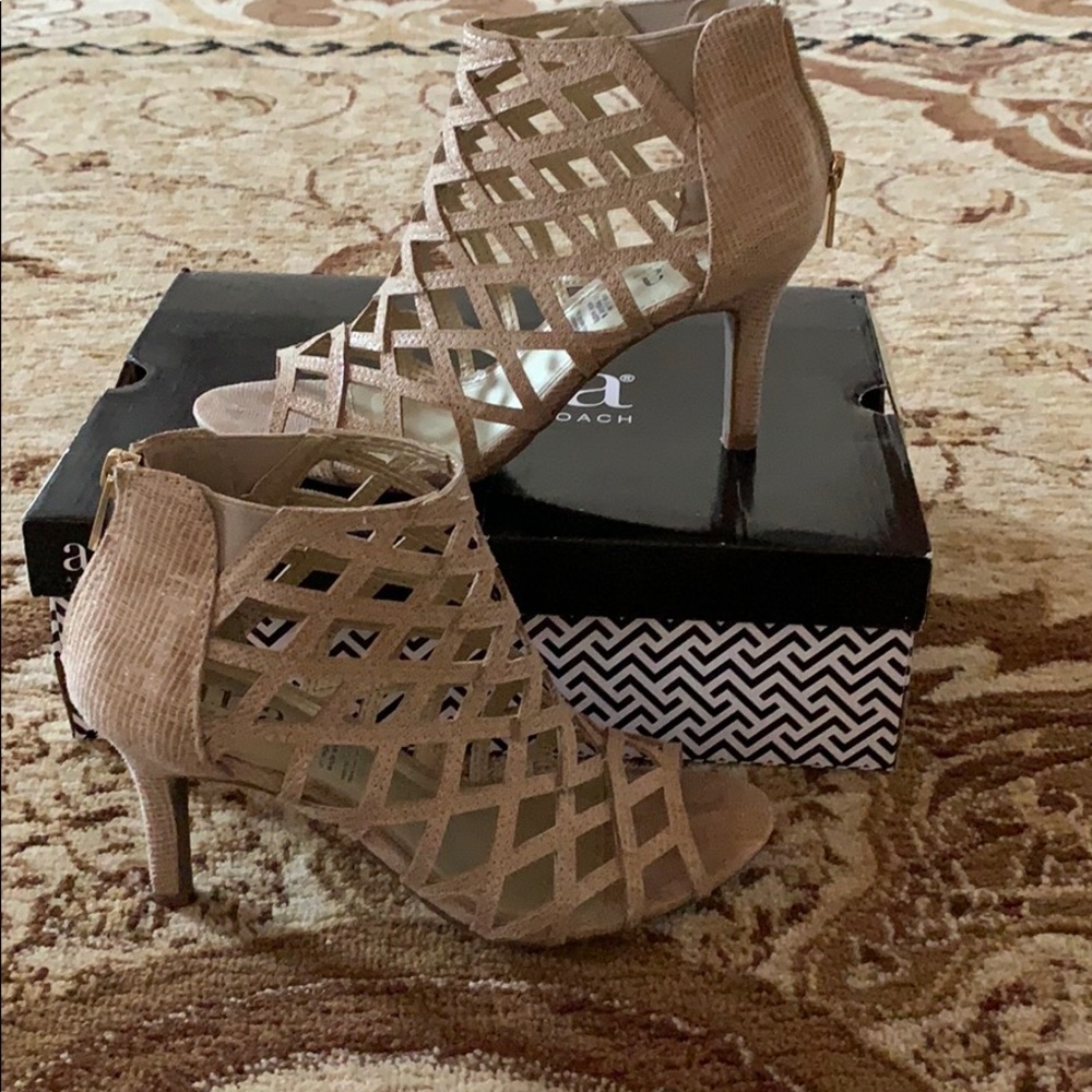 Ana Caroline heels